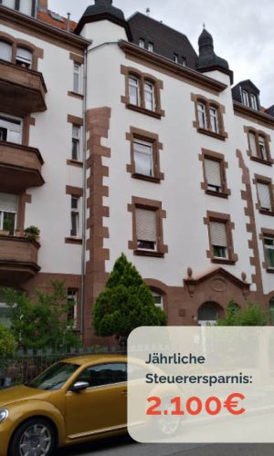 Wohngebäude mit weißen und roten Fassadenelementen, gelbes Auto.